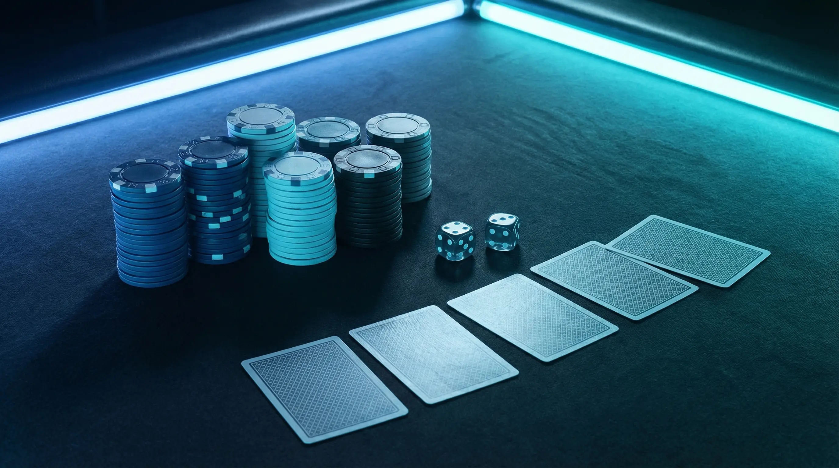 Poker-Chips und Würfel von oben fotografiert