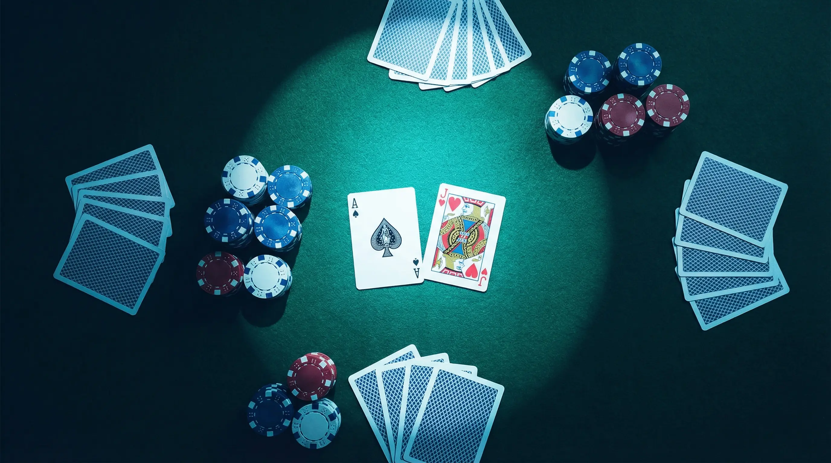Poker əlləri və fişlər masada