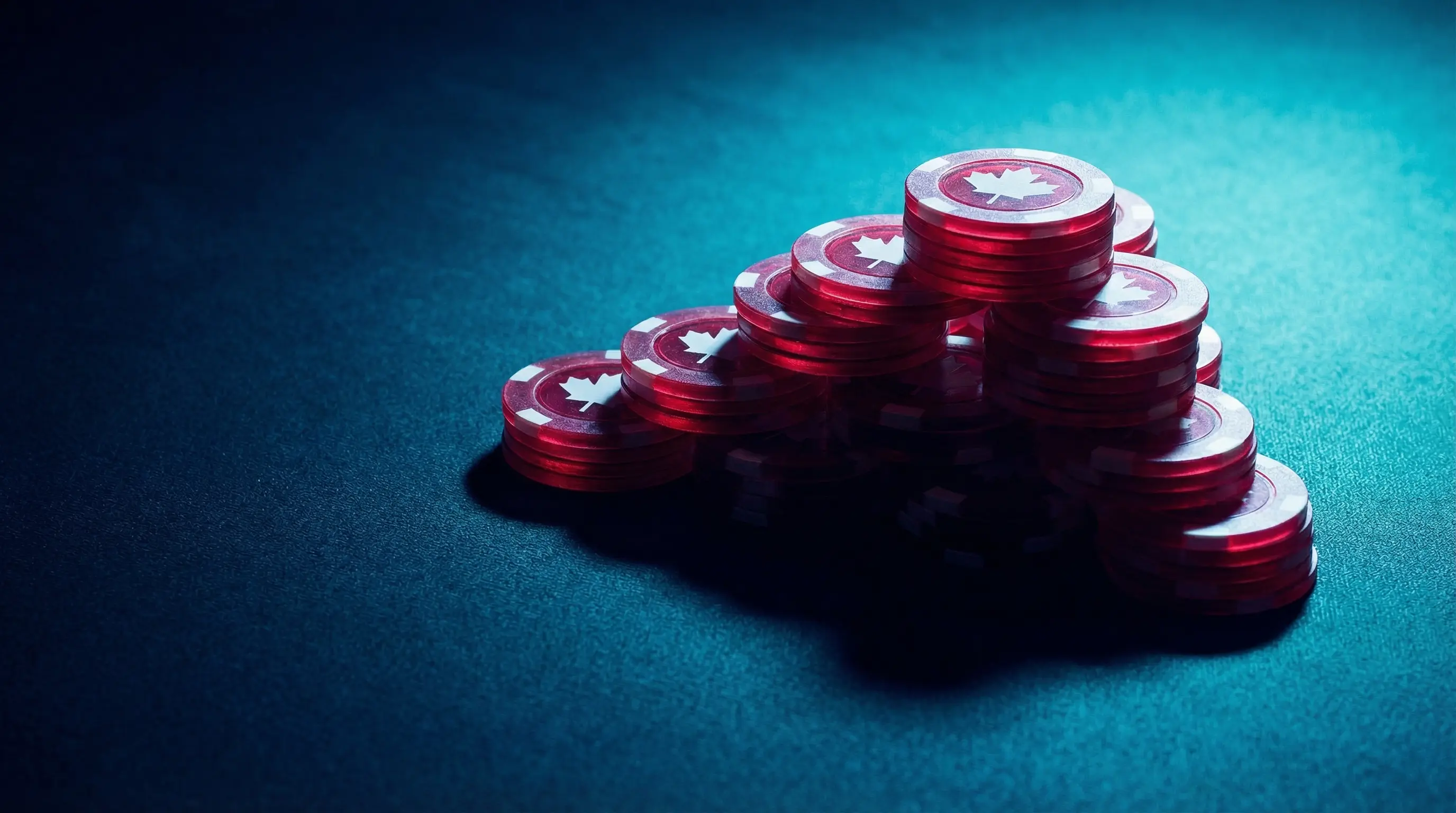 Jetons de casino rouges empilés avec feuille d'érable