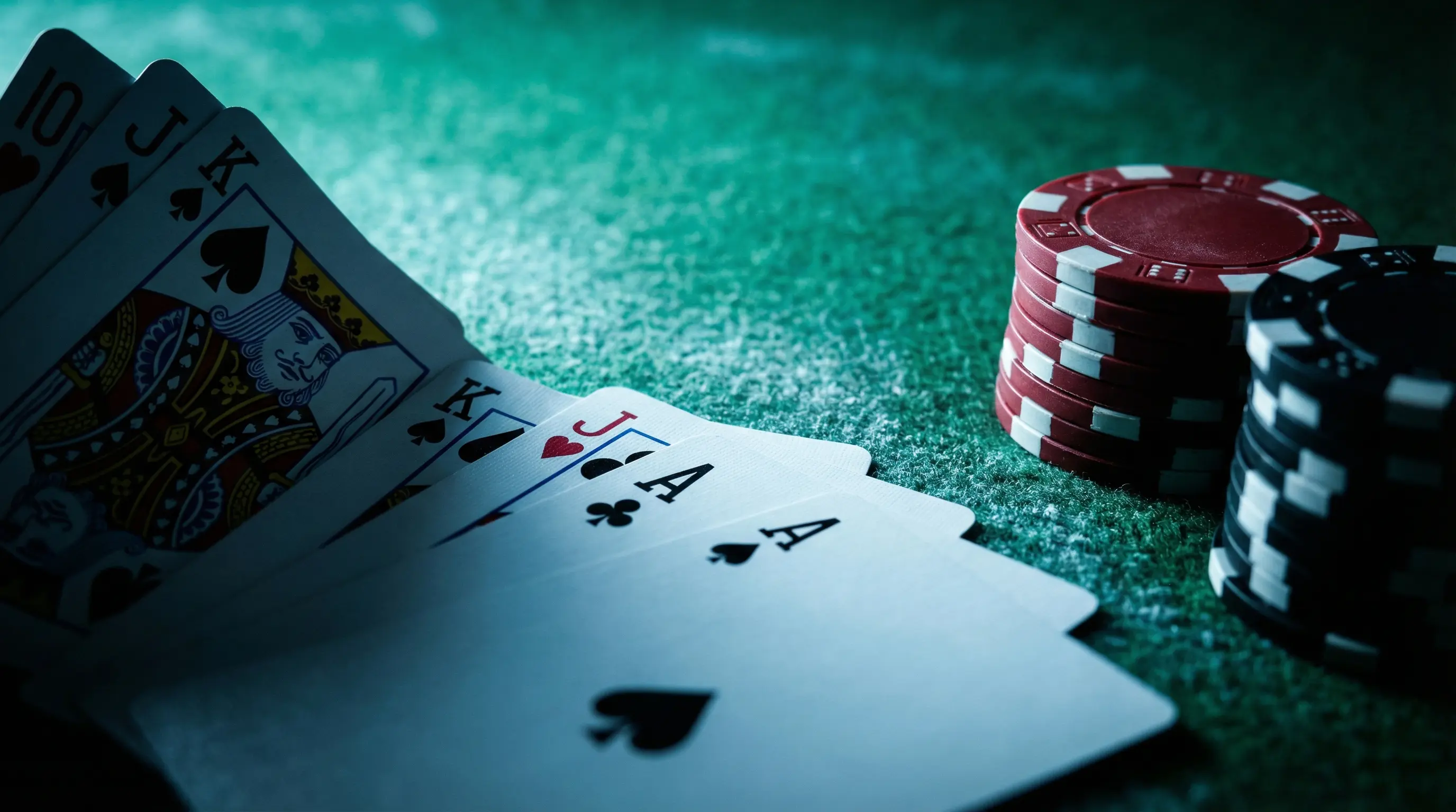 Cartes à jouer et jetons de casino en gros plan