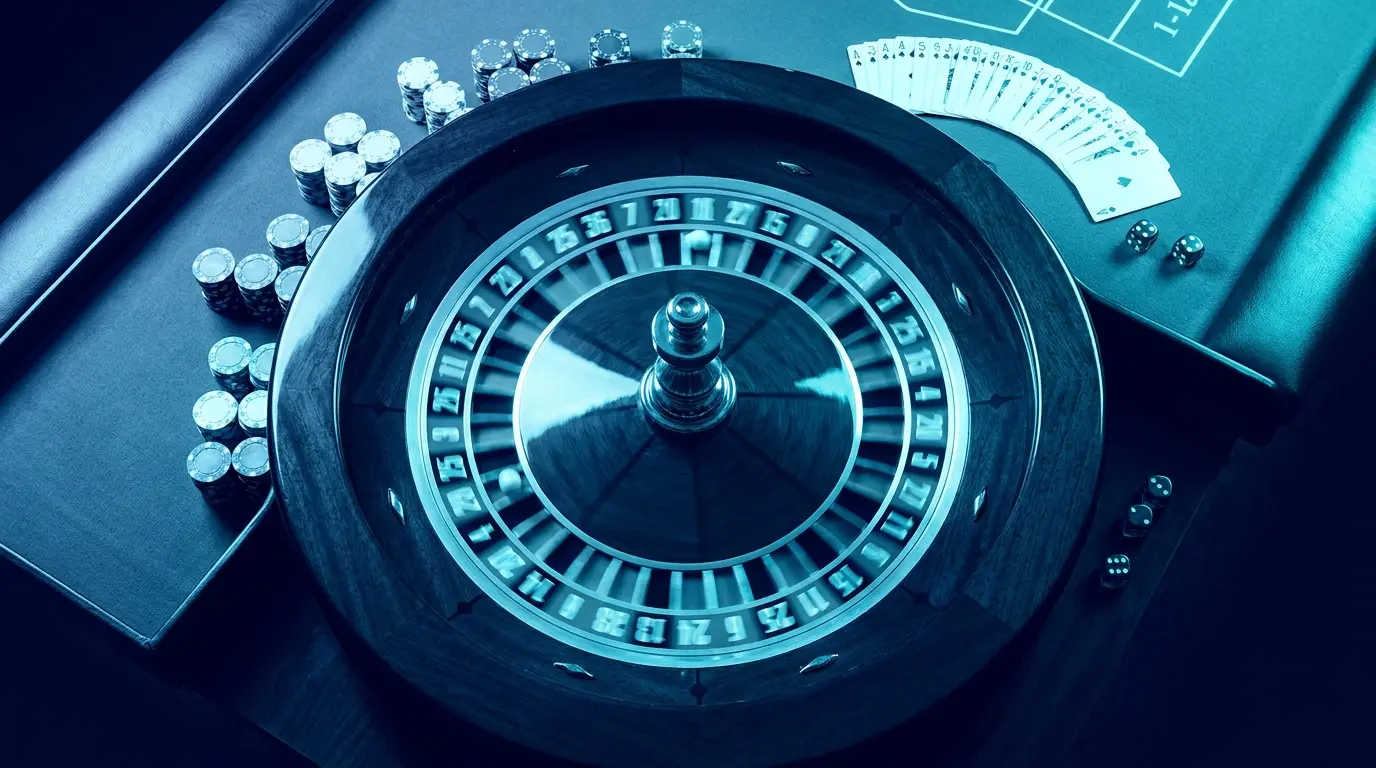 Ruleta girando con cartas y dados en casino colombiano